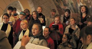 Šv. Mato parapijos jaunimo choras pirmą kartą giedojo išvykoje. N.Byčkovskio nuotr.