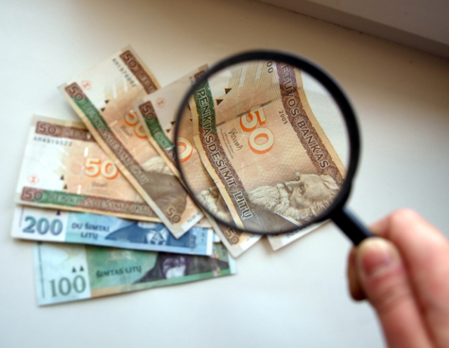 Sveikatos įstaigų darbuotojų atlyginimai - po visuomenės didinamuoju stiklu.