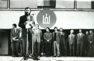 1988 rugsėjo 9 d. Eugenijus Mikaliūnas kalba pirmajame Lietuvos persitvarkymo sąjūdžio Rokiškio iniciatyvinės grupės organizuotame mitinge. Rokiškio krašto muziejaus nuotr.