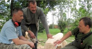 Drožėjų ir amatininkų darbą koordinavo ekspertas Kęstutis Krasauskas (dešinėje). D.Kiukienės nuotr.