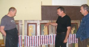 Užpernykštis  langinių pleneras vyko Salų dvare. Dailininkai Arūnas Uogintas (iš kairės)