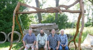 Vyrai languotais marškiniais: (iš kairės) Gintaras Girštautas