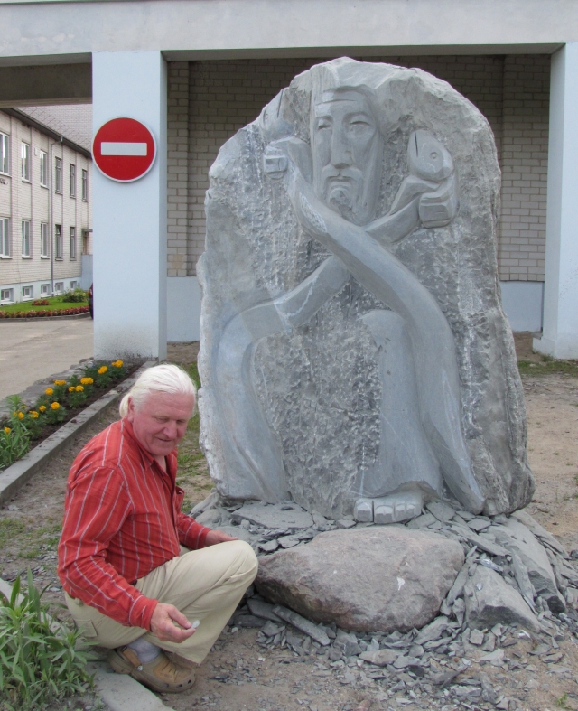 D.Čepas prie savo sukurtos skulptūros. A.Bagdono nuotr. D.Čepas prie savo sukurtos skulptūros. A.Bagdono nuotr.
