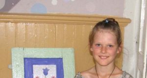 Jauniausia dalyvė – Emilija prie savo tapytų langinių. R.Milaknienies nuotr.