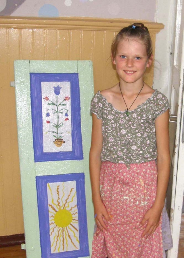 Jauniausia dalyvė – Emilija prie savo tapytų langinių. R.Milaknienies nuotr.