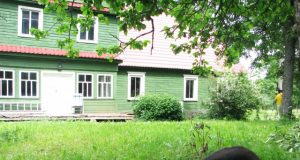Plenero dalyviai įamžins ir dailininko Justino Vienožinskio tėviškės Dačiūnų kaime gamtą. N.Byčkovskio nuotr.