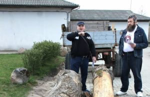 Arvydas Bagdonas (dešinėje) ir Gintaras Varnas apžiūri ąžuolus. D. Zibolienės nuotr.