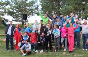 Turnyro dalyvių gausus būrys linksmai pozavo atminimo nuotraukai. R. Narbuto nuotr.