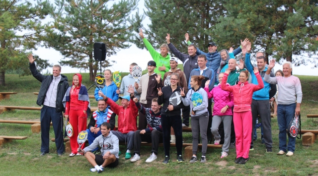 Turnyro dalyvių gausus būrys linksmai pozavo atminimo nuotraukai. R. Narbuto nuotr.