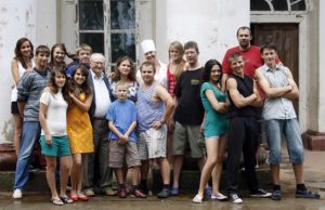 Visa filmo „Dangus“ komanda Salų dvare.