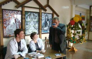 Buvusiems gimnazijos auklėtiniams M.Juknai ir G.Milaknytei teko patikrinti ir direktorių Z.Pošiūną.  Juozo Tūbelio gimnazijos archyvo nuotr.