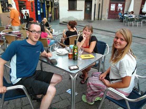 Milda (dešinėje) šypsojosi – batai jai visai nenutrynė kojų. Milda (dešinėje) šypsojosi – batai jai visai nenutrynė kojų.