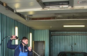 Automobilį plauna Simonas Kancevičius. N.Byčkovskio nuotr.