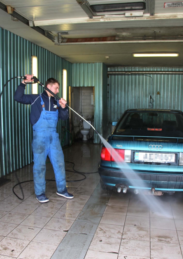 Automobilį plauna Simonas Kancevičius. N.Byčkovskio nuotr.