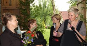 Už poezijos vakarą organizatorei D.Mineikienei (iš dešinės)  dėkojo V.Cicika