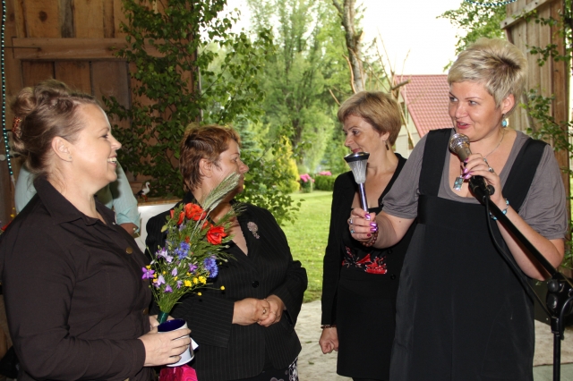 Už poezijos vakarą organizatorei D.Mineikienei (iš dešinės)  dėkojo V.Cicika