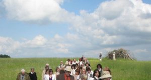 Poezijos atlaiduose kūrėjai įvairiose vietose skaitė savo kūrybą. D.Zibolienės nuotr.