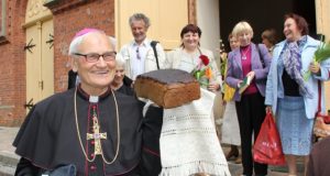 Vyskupas Jonas Kauneckas su poezijos atlaidų dalyviais pasidalijo juoda duona.