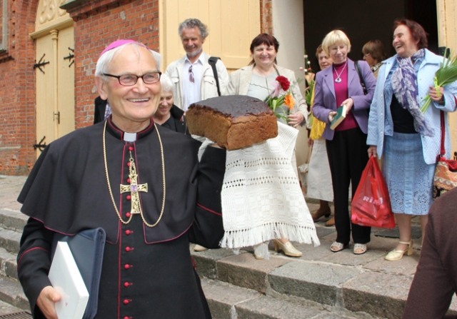 Vyskupas Jonas Kauneckas su poezijos atlaidų dalyviais pasidalijo juoda duona.