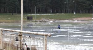 Praėjusios savaitės atodrėkis negąsdino poledinės žūklės mėgėjų: ant ledo jie lipo rizikuodami savo gyvybe. N.Byčkovskio nuotr.