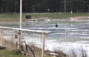 Praėjusios savaitės atodrėkis negąsdino poledinės žūklės mėgėjų: ant ledo jie lipo rizikuodami savo gyvybe. N.Byčkovskio nuotr.