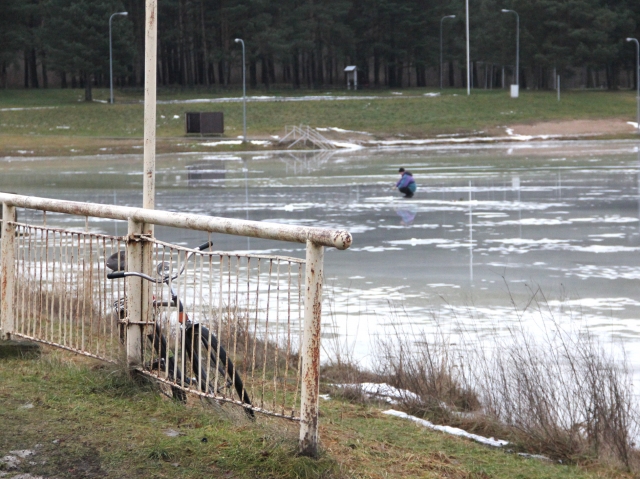Praėjusios savaitės atodrėkis negąsdino poledinės žūklės mėgėjų: ant ledo jie lipo rizikuodami savo gyvybe. N.Byčkovskio nuotr.