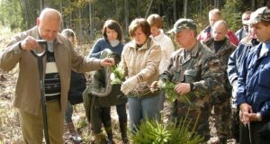 Komisariato viršininkas Stasys Meliūnas talkoje neteko vado privilegijų. Išklausę Gintauto Barono (kairėje) miško sodinimo pamokos pareigūnai lygiomis teisėmis ėmėsi darbo. V.Buroko nuotr.