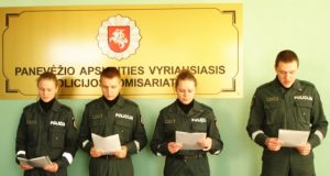 Panevėžio apskrities policijos pareigūnų gretose - keturi nauji pareigūnai.  Panevėžio VPK nuotr.