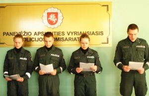 Panevėžio apskrities policijos pareigūnų gretose - keturi nauji pareigūnai.  Panevėžio VPK nuotr.