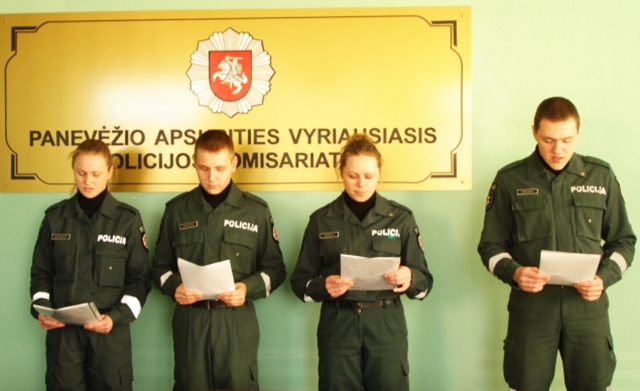Panevėžio apskrities policijos pareigūnų gretose - keturi nauji pareigūnai.  Panevėžio VPK nuotr.