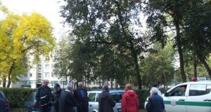 Policijos pareigūnams namo gyventojai sakė matę tris jaunuolius. A. Minkevičienės nuotr.