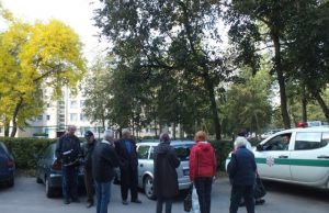 Policijos pareigūnams namo gyventojai sakė matę tris jaunuolius. A. Minkevičienės nuotr.