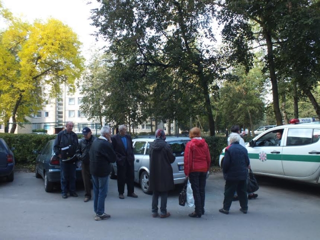 Policijos pareigūnams namo gyventojai sakė matę tris jaunuolius. A. Minkevičienės nuotr.