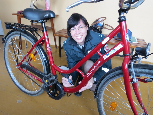 Policijos pareigūnai Duokiškyje žymėjo vietos gyventojų dviračius.  PK archyvo nuotr.