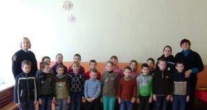 Pareigūnės Jolita Baltrūnienė (kairėje) ir Gintarė Karaliūnienė su Pandėlio pradinės mokyklos Kazliškio  ikimokyklinio