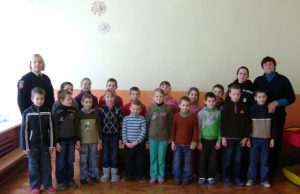 Pareigūnės Jolita Baltrūnienė (kairėje) ir Gintarė Karaliūnienė su Pandėlio pradinės mokyklos Kazliškio  ikimokyklinio