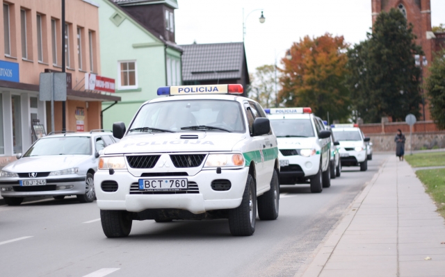 Po šv. Mišių tarnybinių automobilių kolona apsuko garbės ratą aplink Nepriklausomybės aikštę. J. Kačerausko nuotr.