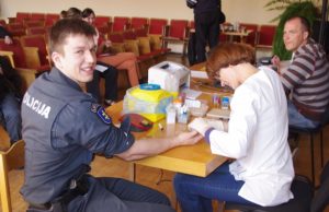 Kartu su kolegomis neatlygintinai kraujo davė ir Prevencijos poskyrio patrulis Dovydas Dilys. PK archyvo nuotr.