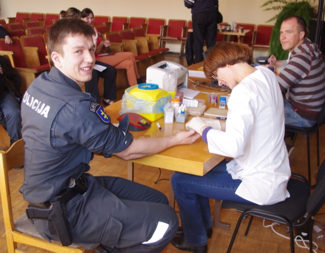Kartu su kolegomis neatlygintinai kraujo davė ir Prevencijos poskyrio patrulis Dovydas Dilys. PK archyvo nuotr.