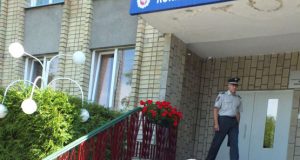 Kriminalinės apskaitos skyriaus specialistė J.Prasčiūnaitė pavydi kolegėms patogios ir praktiškos tarnybinės uniformos.