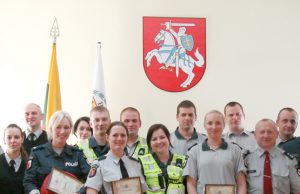 Tarp geriausių apskrities policininkų – mūsų komisariato tyrėja G.Karaliūnienė (pirmoje eilėje trečia iš kairės)  ir patrulis J. Žukauskas (už jos dešinėje). Panevėžio VPK nuotr.