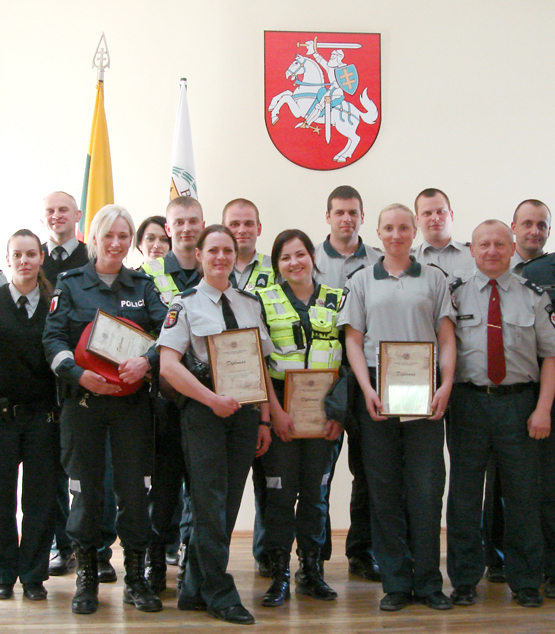 Tarp geriausių apskrities policininkų – mūsų komisariato tyrėja G.Karaliūnienė (pirmoje eilėje trečia iš kairės)  ir patrulis J. Žukauskas (už jos dešinėje). Panevėžio VPK nuotr.