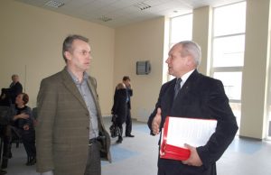 Vieni aktyviausių rajono tarybos sprendimų kritikų liberalcentristas G.Girštautas (kairėje) ir konservatorius A.Blažys jau priešingose barikadų pusėse. D.Zibolienės nuotr.