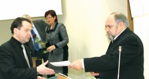 Naujojo rajono tarybos nario Alfonso Vitkaus (dešinėje) priesaiką priėmė Vyriausiosios rinkimų komisijos pirmininko pavaduotojas P.Kujalis.  D.Zibolienės nuotr.