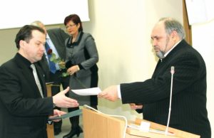 Naujojo rajono tarybos nario Alfonso Vitkaus (dešinėje) priesaiką priėmė Vyriausiosios rinkimų komisijos pirmininko pavaduotojas P.Kujalis.  D.Zibolienės nuotr.