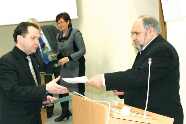 Naujojo rajono tarybos nario Alfonso Vitkaus (dešinėje) priesaiką priėmė Vyriausiosios rinkimų komisijos pirmininko pavaduotojas P.Kujalis.  D.Zibolienės nuotr.