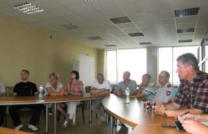 Verslininkai ragina sugrąžinti kelio ženklų lenteles Drausti ar leisti? Šio rebuso dėl Respublikos gatvės kairės pusės ženklo neišsprendė dvi valandas posėdžiavusi Saugaus eismo komisija