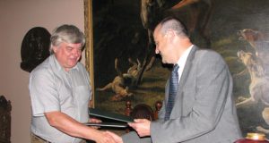 Vilniaus universiteto prorektorius doc. R.Vaitkus (kairėje) ir Rokiškio vicemeras E.Vilimas pasirašė ketinimų protokolą. N.Byčkovskio nuotr.