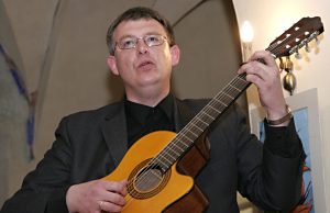 Viešojoje bibliotekoje – literatūrinis vakaras Dainuojamosios poezijos atlikėjas Povilas Girdenis. Asmeninio archyvo nuotr.