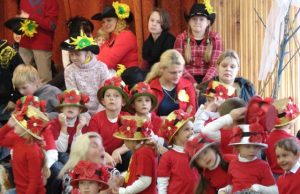 Mažiausieji mokyklos auklėtiniai pasipuošė ryškiaspalvėmis skrybėlėmis.